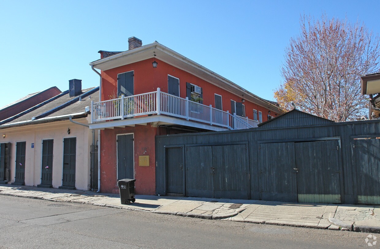 Primary Photo - 713 Burgundy St