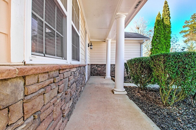 Building Photo - 27 Pin Oak Ln