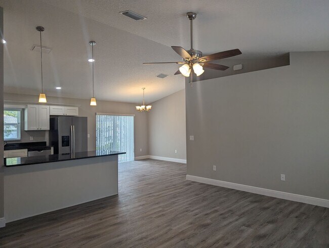 Foto del edificio - New 3/2/2 fenced home with Many Upgrades i...