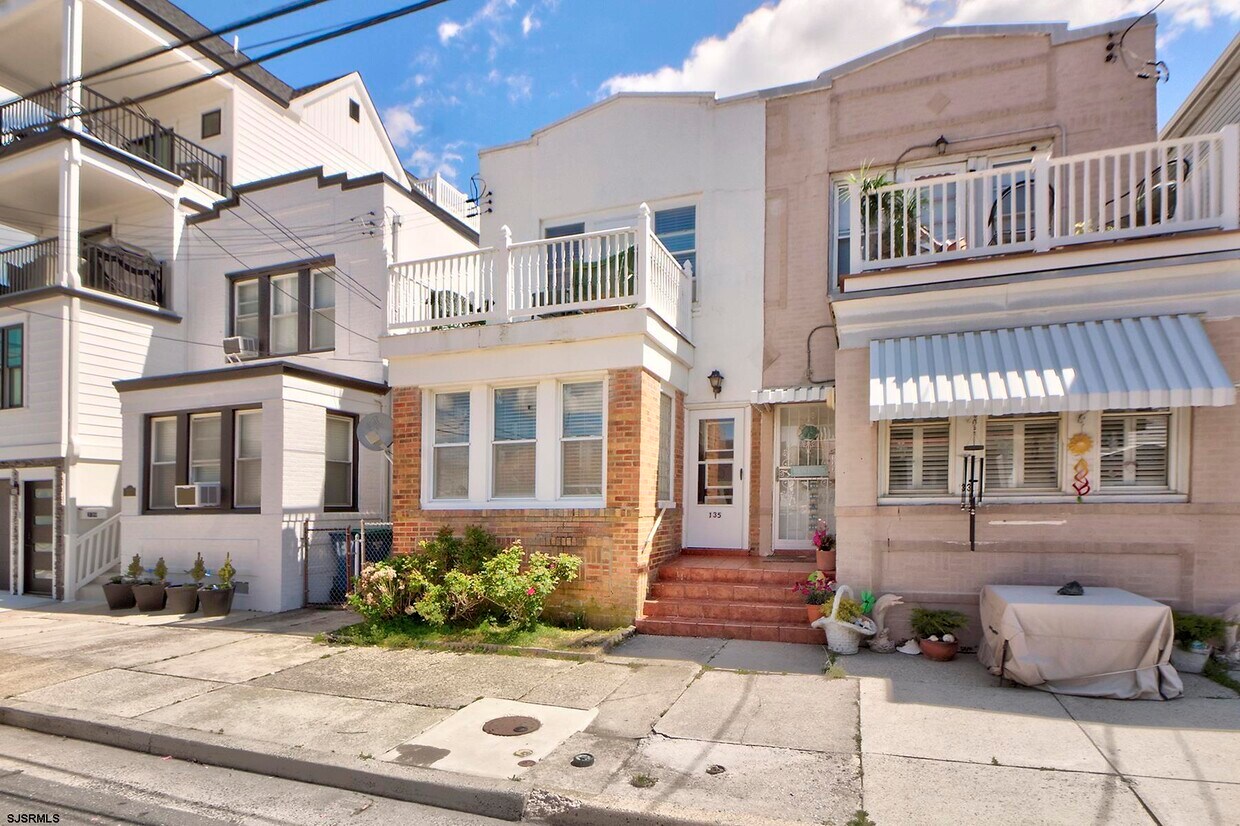 Primary Photo - 135 N Newport Ave