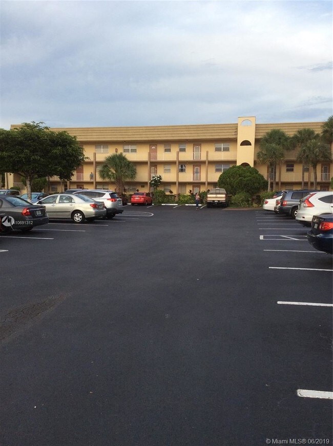 Foto del edificio - 8595 Sunrise Lakes Blvd