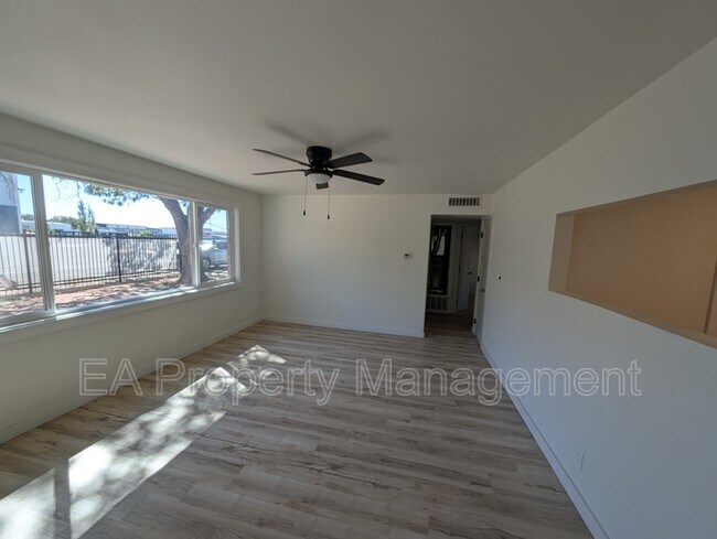 Building Photo - 3712 Bryn Mawr Dr NE