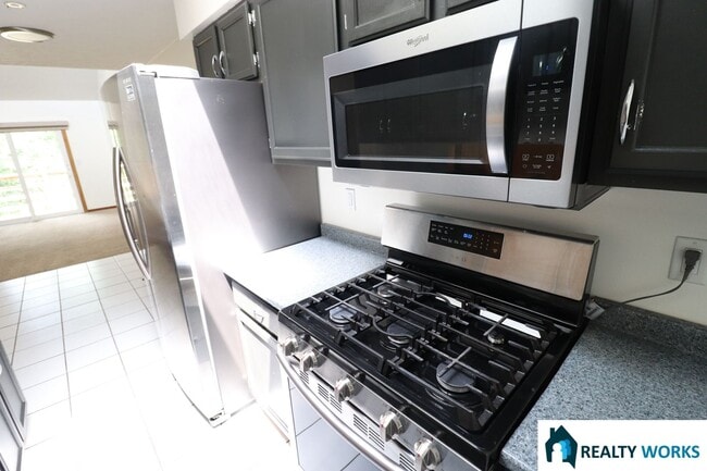 Building Photo - Beautiful 3 Bedroom Townhome