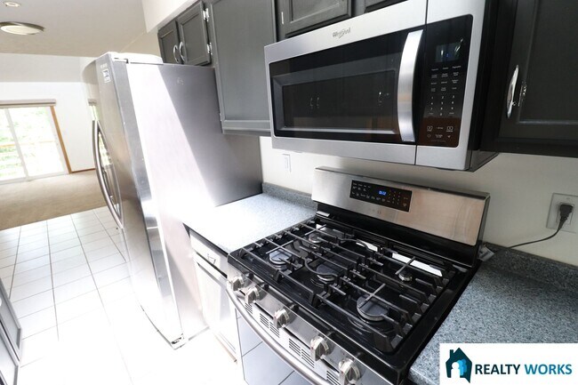 Foto del edificio - Beautiful 3 Bedroom Townhome