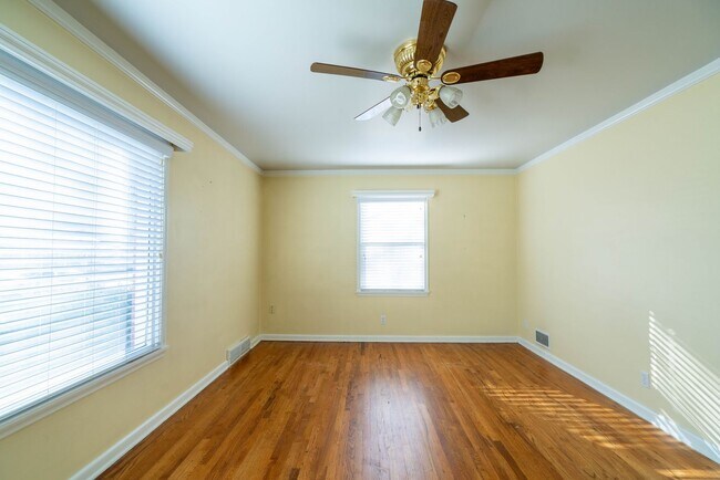 Foto del edificio - 3 Bed 1.5 Bath Updated Home with Private Fenced Backyard and Mountain Views