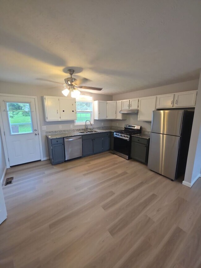Foto del edificio - Newly Updated 2-Bedroom Apartment in Sparta with Lawn Care Included