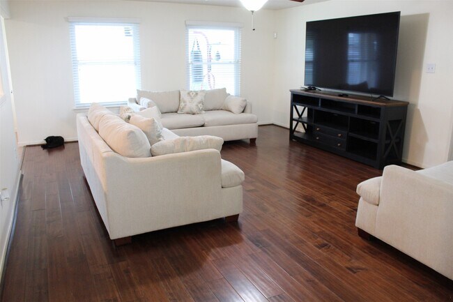 Foto del edificio - 4507 Bridgestone Point Dr