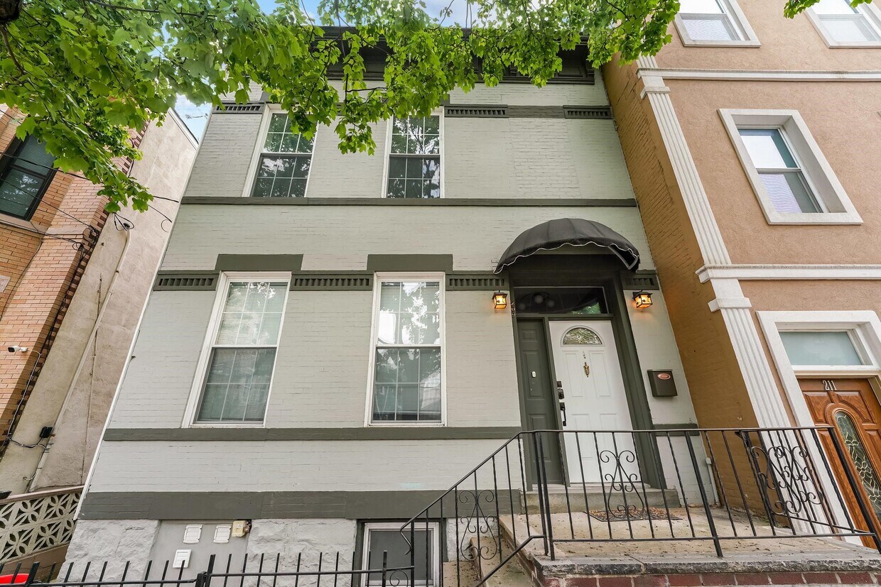 209 Maple St, Weehawken, NJ 07086 Condo for Rent in Weehawken, NJ