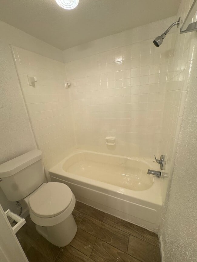 Building Photo - 3 bed, 2 bath 1st floor condo