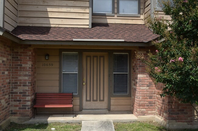 Foto del edificio - 10657 Starcrest Dr