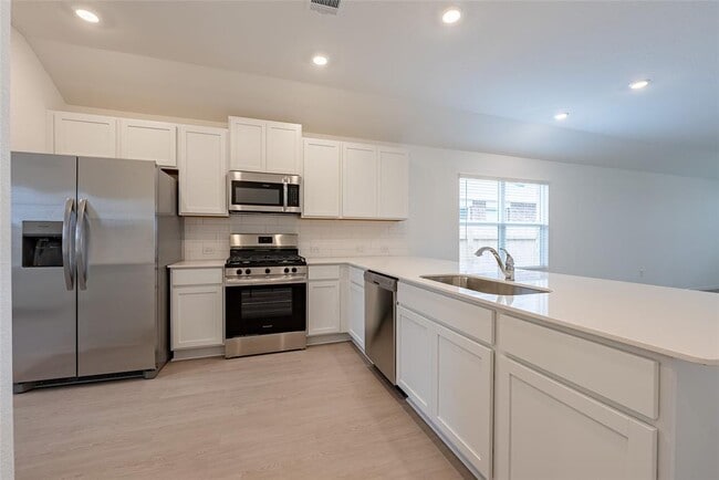 Building Photo - 200 Camargue Dr