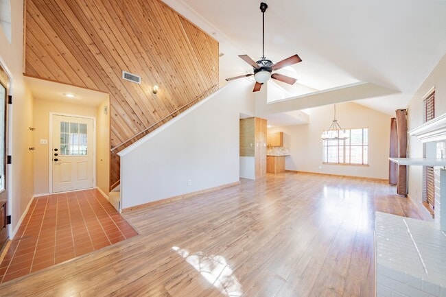 Building Photo - Charming 3-Bed Home by downtown Grapvine