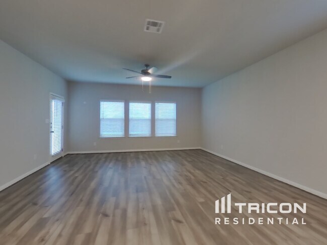 Foto del edificio - 13524 Paxton Blvd