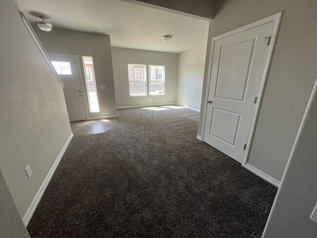 Foto del edificio - Immaculate Townhome Close to Woodmen and P...