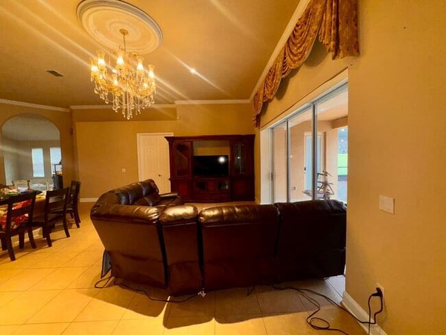 Building Photo - 5 Bedroom 4 Bath East Orlando home in Fountains at Rio Pinar!