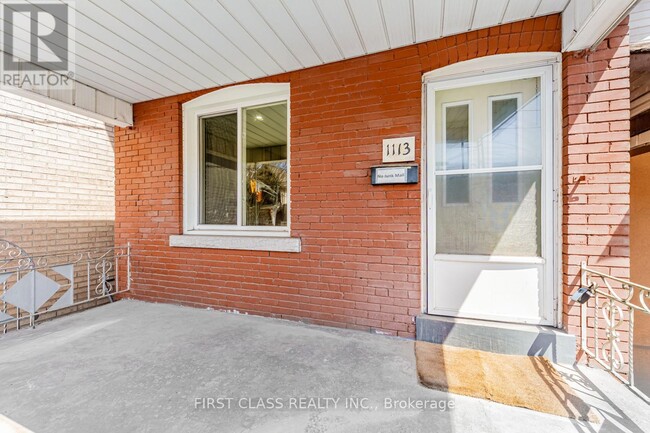 Building Photo - 1113 Dufferin St