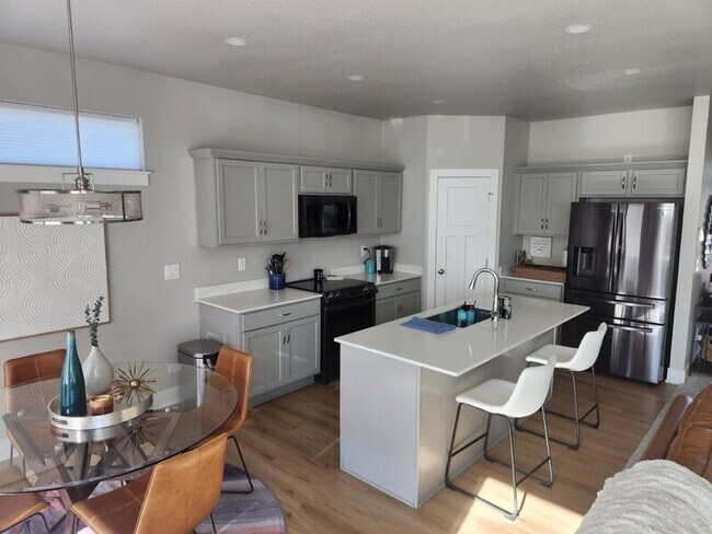 Building Photo - 15332 Deerview Dr