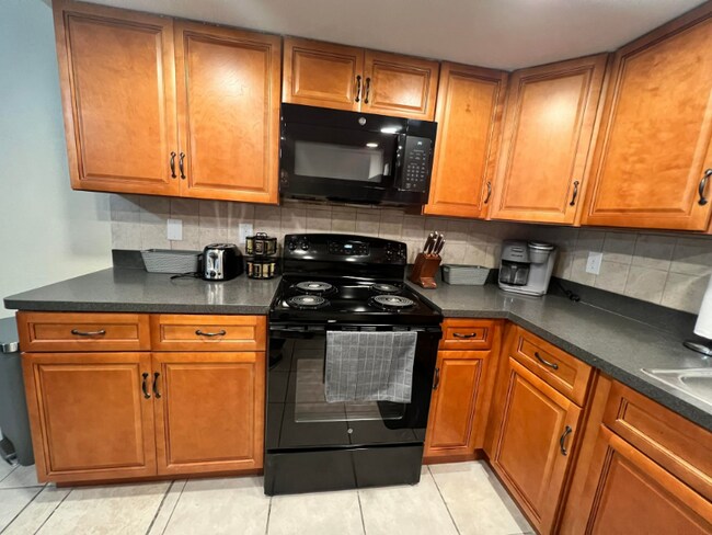 Building Photo - 2207 Colmar Ave