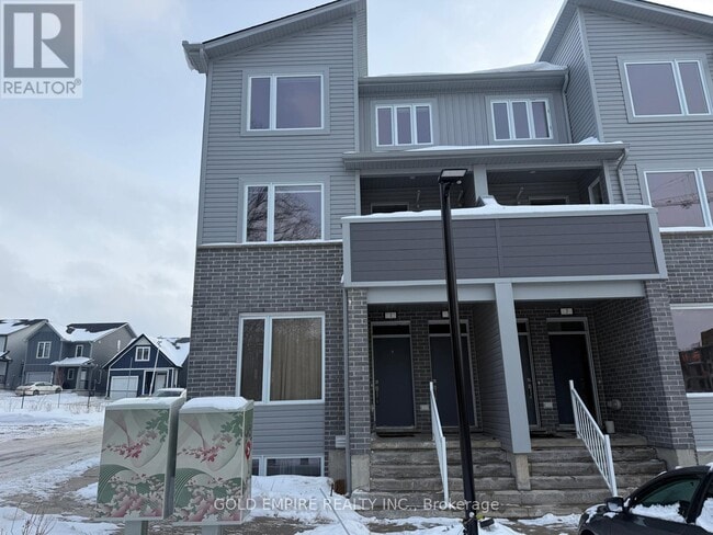 Building Photo - 990 Deveron Crescent