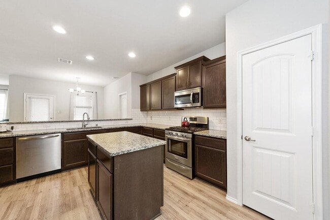 Foto del edificio - Stunning two-story home in the coveted Villages of Melissa community.