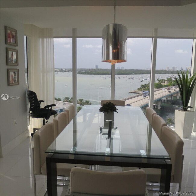Foto del edificio - 10275 Collins Ave