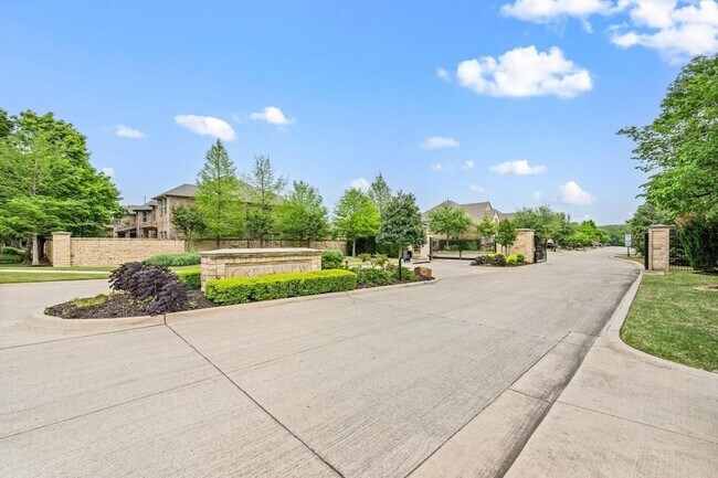 Foto del edificio - 8844 Laurel Ln