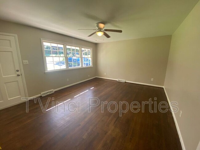 Building Photo - 3 Bedroom, 1.5 Bathroom House in Winston-S...