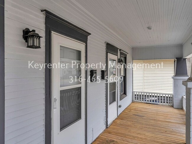 Building Photo - Charming 2 bedroom 1 bath Craftsman Duplex