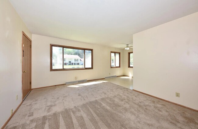 La vivienda fue renovada recientemente con ventanas de alta eficiencia y nuevos marcos blancos con zócalos blancos. - W166N9108 Grand Ave