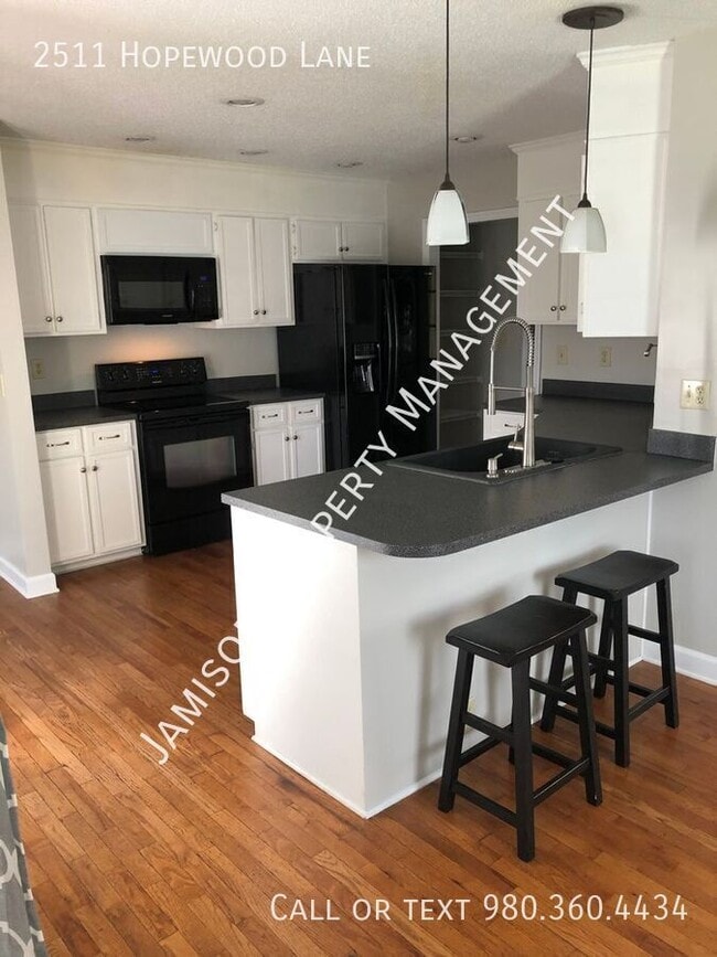 Foto del edificio - 2511 Hopewood Ln