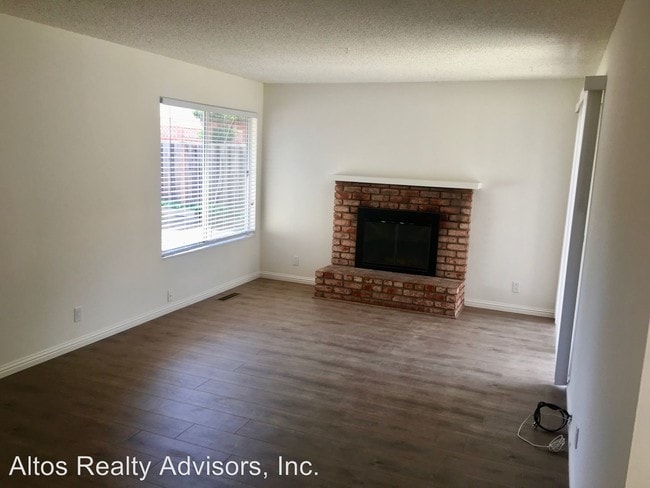 Building Photo - 809-811 Devoto St
