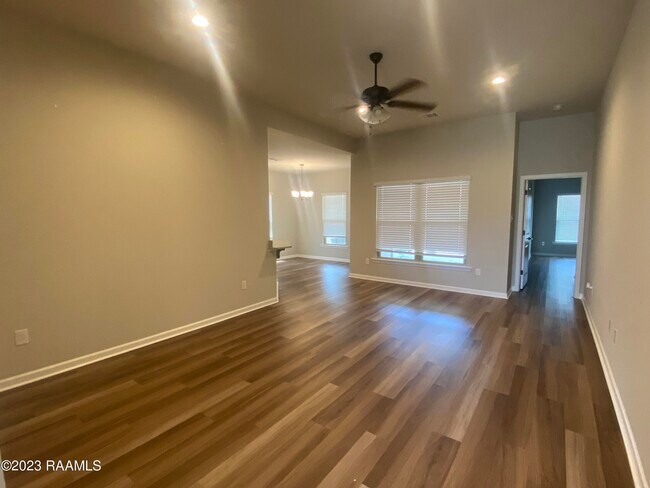 Foto del edificio - 204 Sparkling Meadows Ln