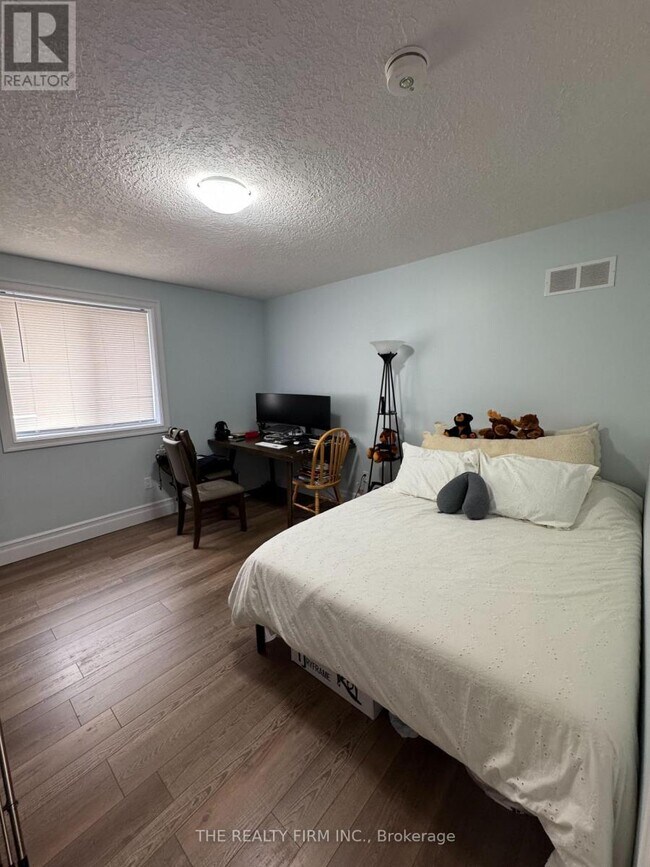 Building Photo - 515-515 Burbrook Pl