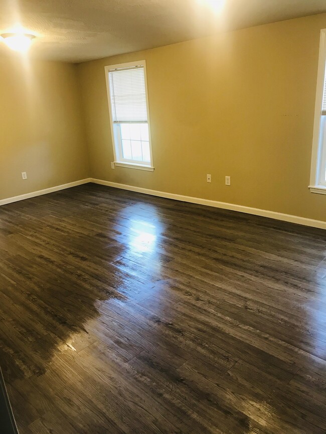 Building Photo - 1515 N Western Ave