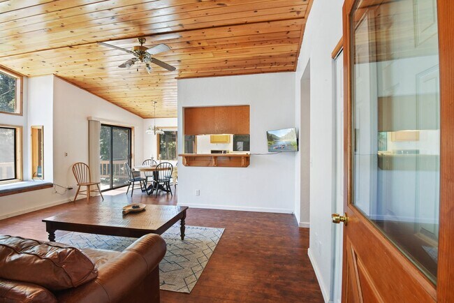 Foto del edificio - Cozy Armstrong Tract Long Term Furnished L...