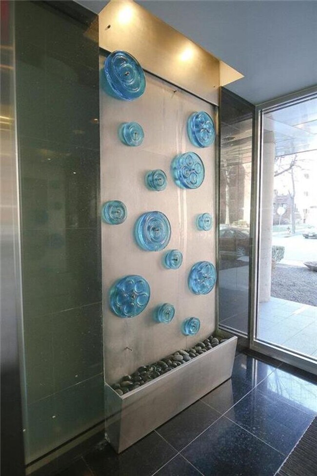 Foto del edificio - {803 #604} Churchill Condo Located on the County Club Plaza + In-Unit W/D + Parking Included