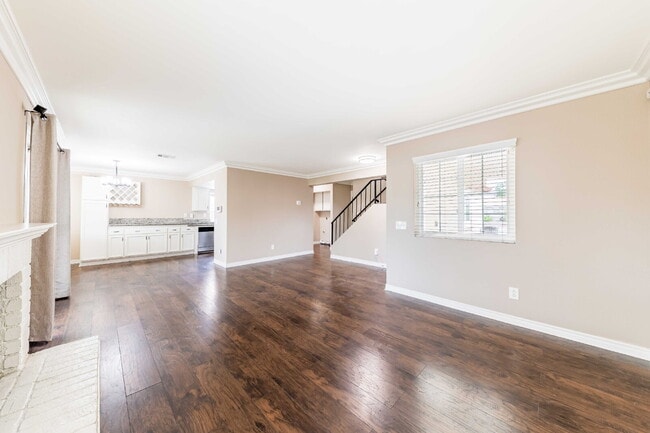 Building Photo - Great 3 bed/2.5 bath in Perris with privat...