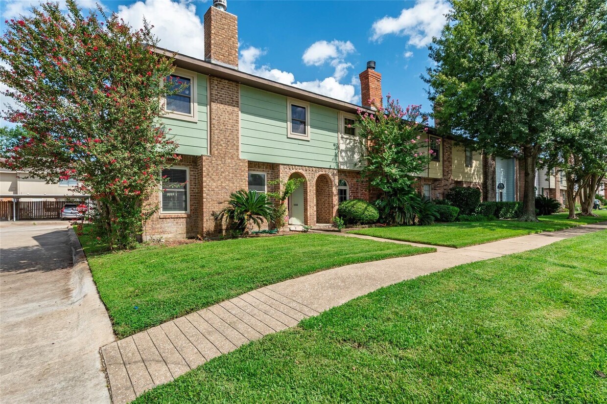 Foto principal - 1456 Silverpines Rd