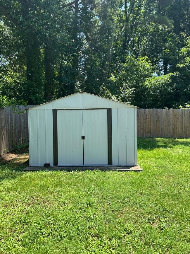 Building Photo - $2,200 / 2 br / 2 ba / 864 sqft