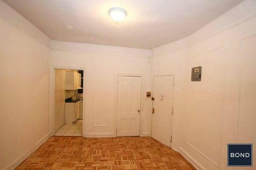 Building Photo - 224 E 70th St