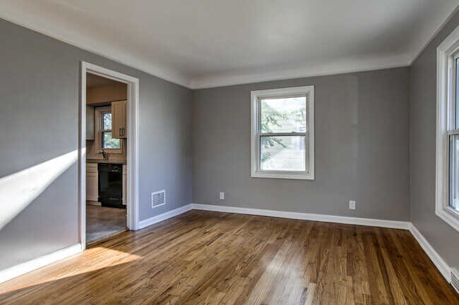 Building Photo - 2516 Sharon Dr