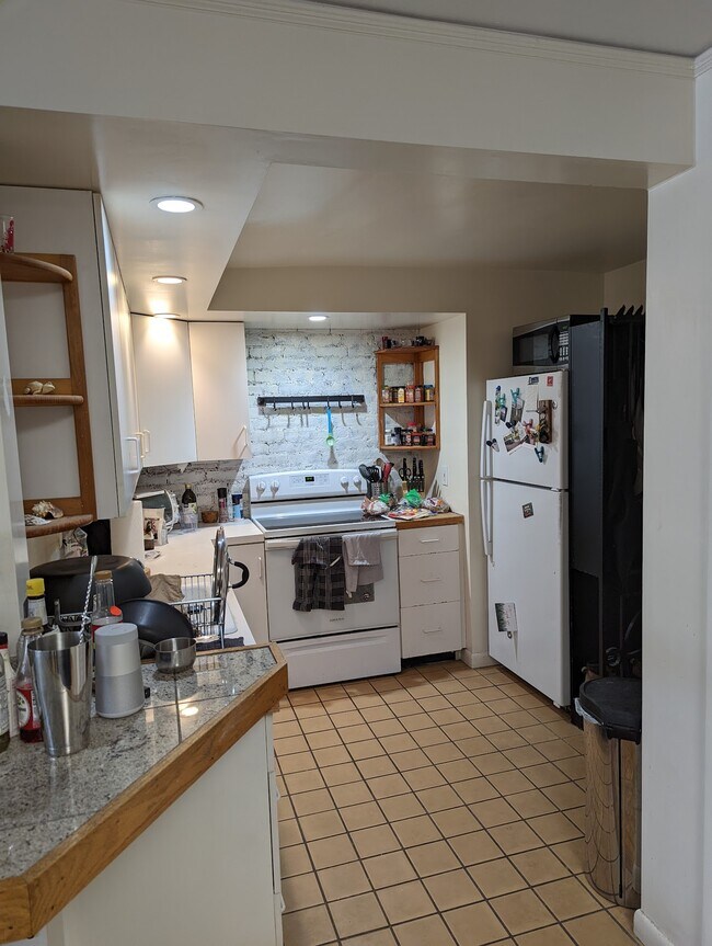 Foto del edificio - 127 Bay State Rd