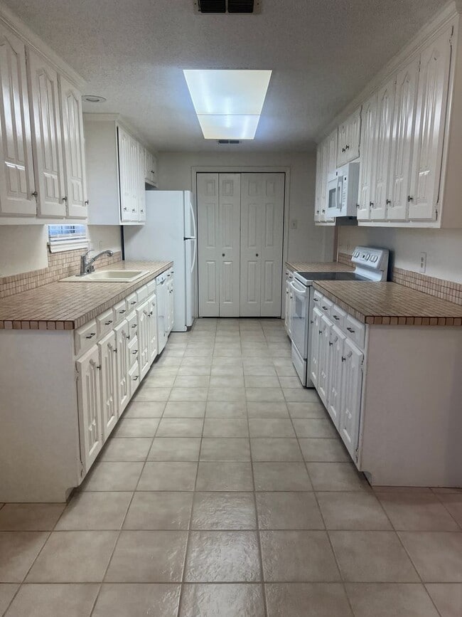 Building Photo - 3 bed 2 bath 2 car garage