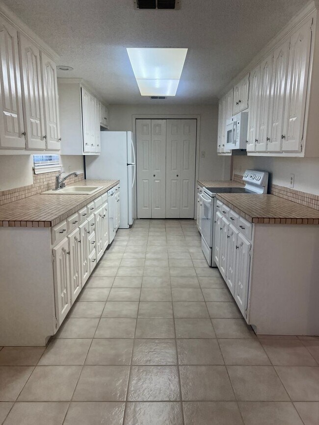 Foto del edificio - 3 bed 2 bath 2 car garage