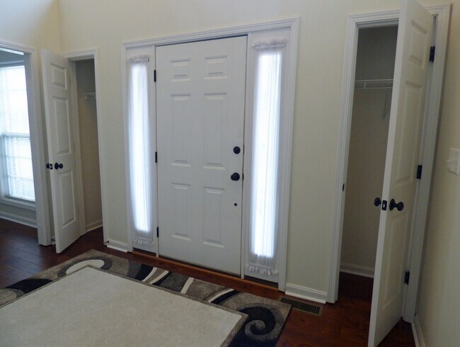 Building Photo - LOVELY HOME in Hamburg; Renovated, Garage, Many Upgrades!