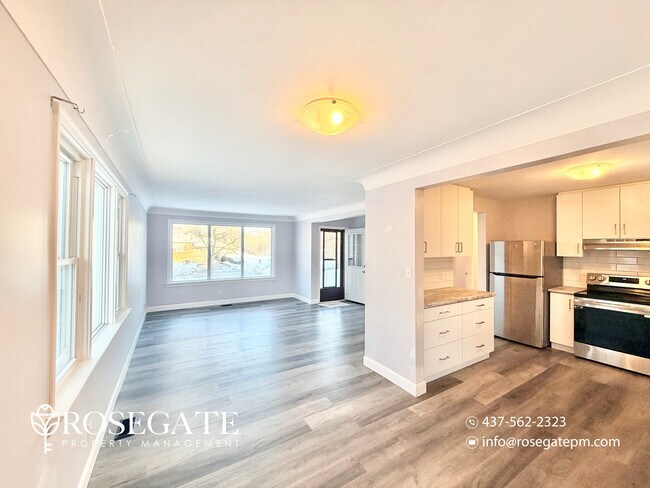 Photo du bâtiment - Spacious 3-Bedroom + Den Detached Home with Parking & Pet-Friendly Outdoor Space in Kitchener