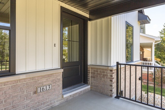 Building Photo - 1613 Belclare Rd