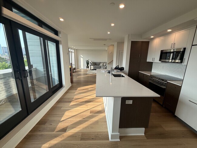 Building Photo - 1950 Washington St