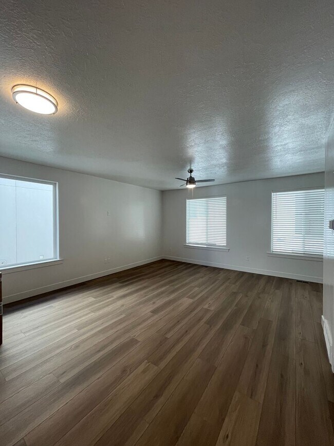 Foto del edificio - Freshly Updated Townhome with Walk-In Clos...