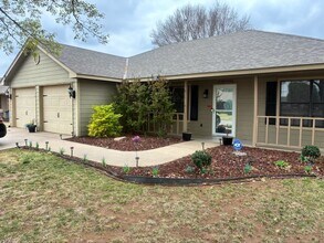 Building Photo - 811 Huddleston Dr